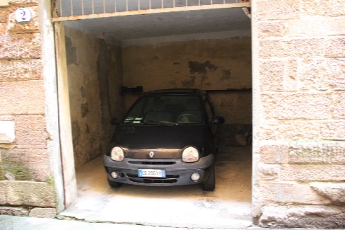 An American car could not get into this garage