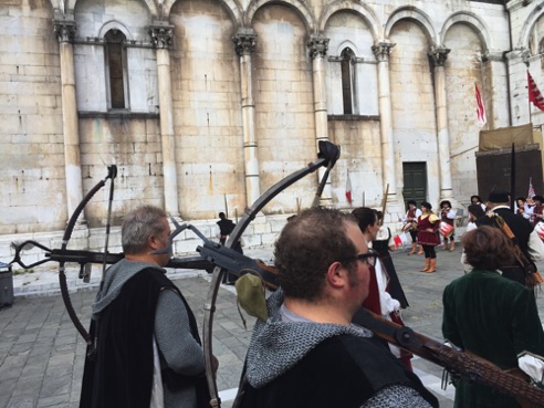 crossbow competition - between Lucchese crossbowmen and those from  other towns