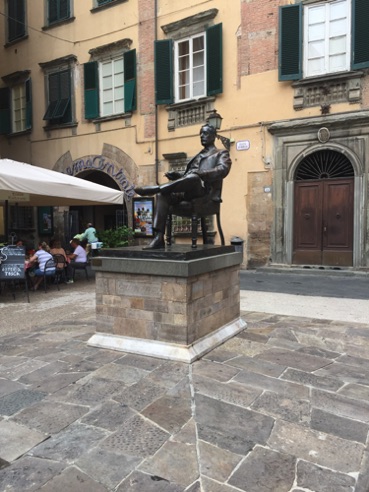 statue of Puccini outside his home